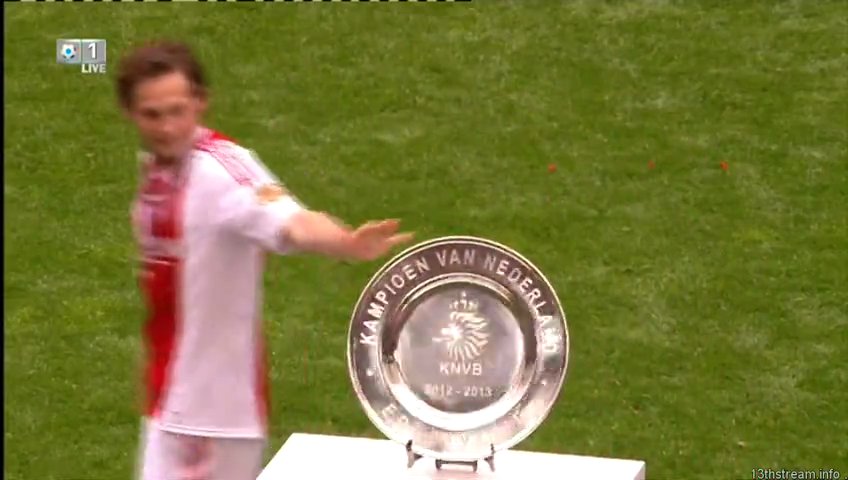 Ajax: Blind deita troféu ao chão durante comemoração do título