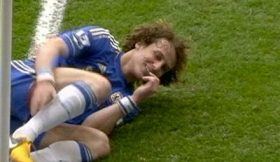 David Luiz ri-se após entrada que valeu a expulsão de Rafael