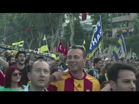 Rivais turcos juntos pela primeira vez