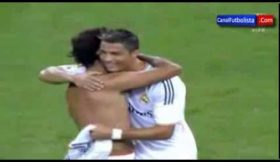 Raúl volta ao Bernabéu e oferece a sua camisa a Cristiano Ronaldo