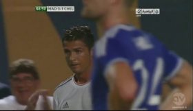 Adepto invade jogo para abraçar Cristiano Ronaldo