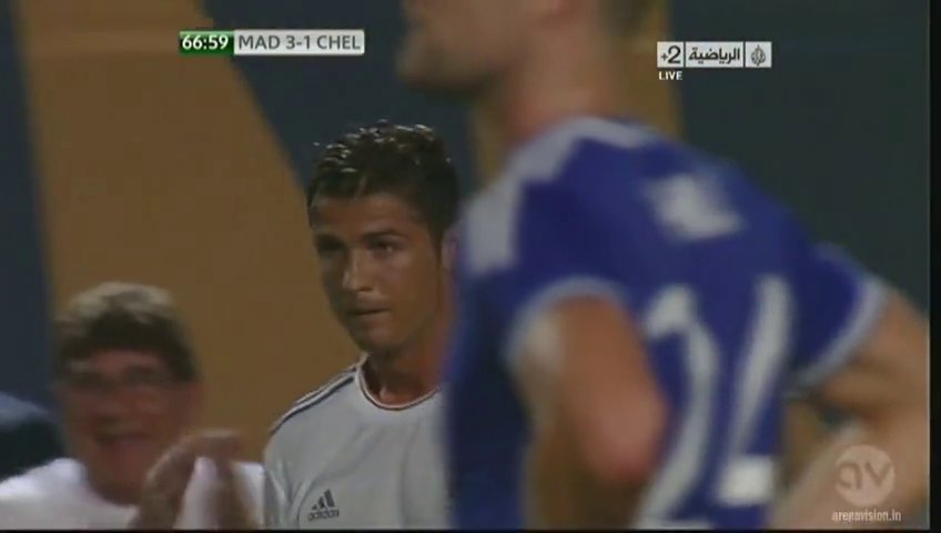 Adepto invade jogo para abraçar Cristiano Ronaldo