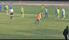 Fotógrafo invade campo para tirar fotografia de grande penalidade