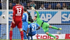 Magia negra na Bundesliga: bola passa malha lateral e golo é validado