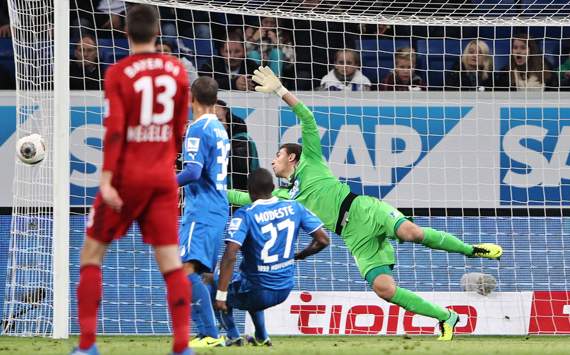 Magia negra na Bundesliga: bola passa malha lateral e golo é validado