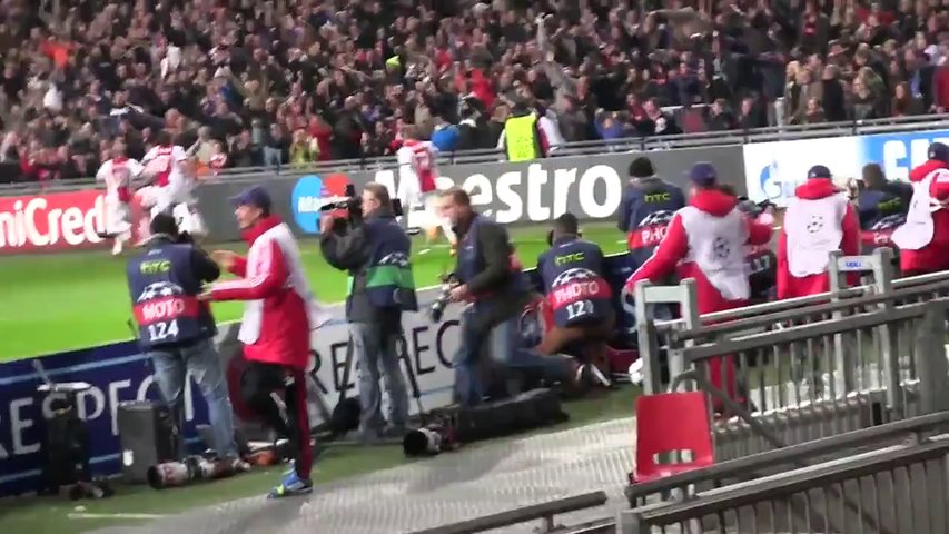 Adepto do Ajax cai durante festejos e sofre ferimentos graves