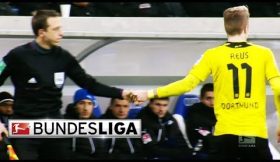 Marco Reus leva árbitro assistente à frente