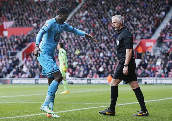 Adebayor regressa e com dança!