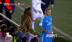 Benzema fez pose para foto durante joga da Taça