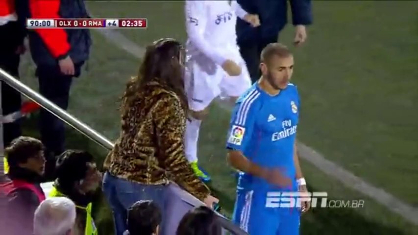 Benzema fez pose para foto durante joga da Taça