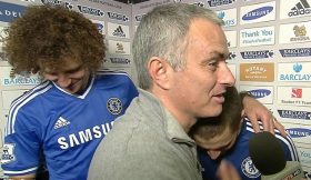 Mourinho interrompe entrevista com David Luiz e Hazard