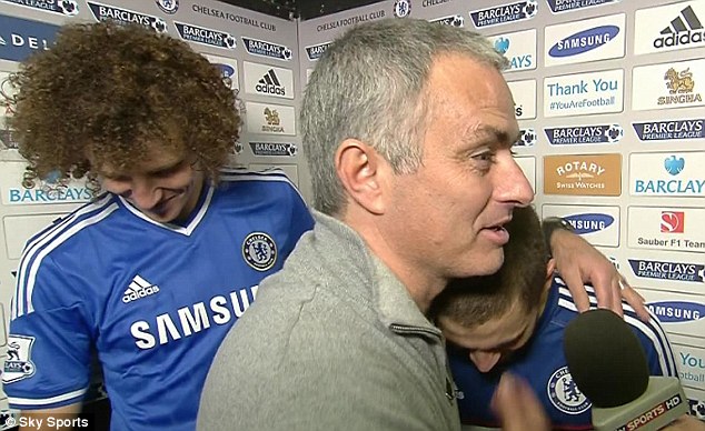 Mourinho interrompe entrevista com David Luiz e Hazard