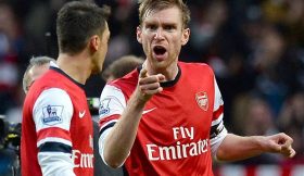 Mertesacker atira-se a Ozil por não saudar os adeptos do Arsenal