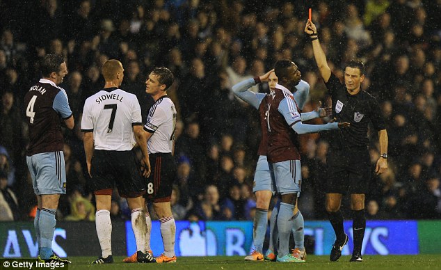 Kevin Nolan ‘vira’ Amorebieta e é suspenso por 4 jogos