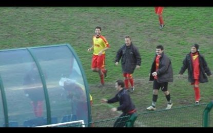 Que pérola! Jogador italiano festeja com cabeçada no banco de suplentes, mas correu mal