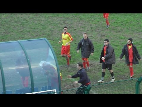 Que pérola! Jogador italiano festeja com cabeçada no banco de suplentes, mas correu mal