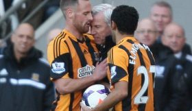 Alan Pardew cabeceia jogador do Hull City