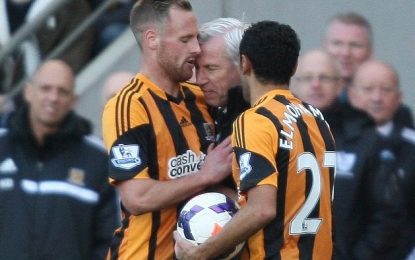 Alan Pardew cabeceia jogador do Hull City