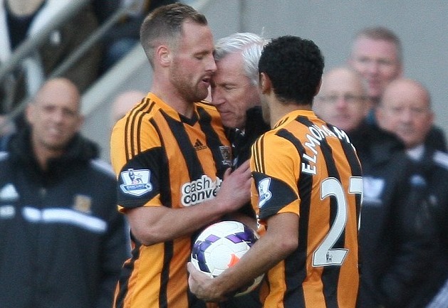 Alan Pardew cabeceia jogador do Hull City