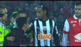 Colombiano invade campo para abraçar Ronaldinho