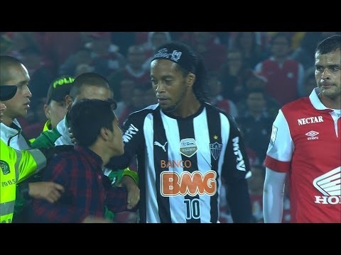 Colombiano invade campo para abraçar Ronaldinho