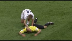 Howard Webb tenta finta e sofre falta de Holtby