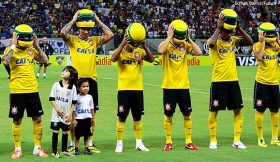 Jogadores do Corinthians de capacete na cabeça…perceba porquê