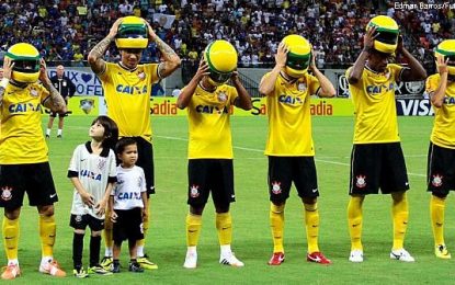 Jogadores do Corinthians de capacete na cabeça…perceba porquê