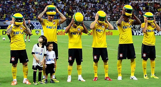 Jogadores do Corinthians de capacete na cabeça…perceba porquê