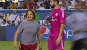 Invasão múltipla de campo durante Real Madrid v Roma