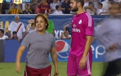 Invasão múltipla de campo durante Real Madrid v Roma