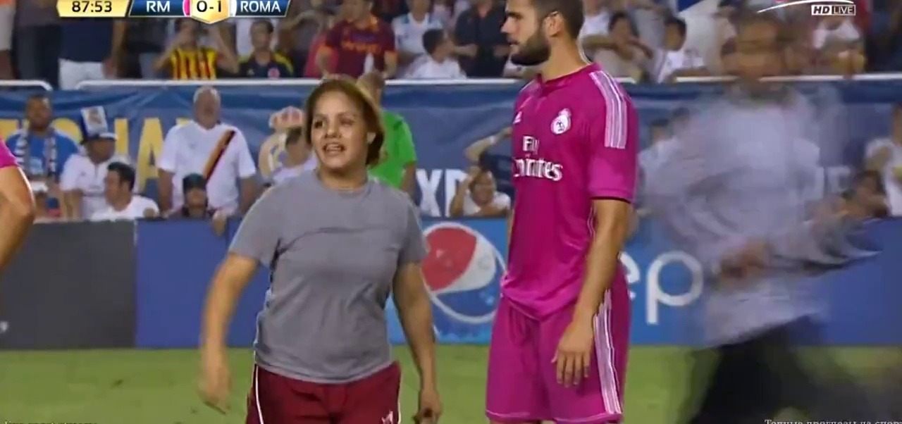 Invasão múltipla de campo durante Real Madrid v Roma