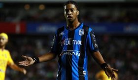 Ronaldinho falha penalti e perde jogo em estreia no México