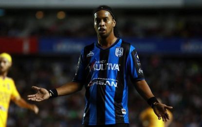 Ronaldinho falha penalti e perde jogo em estreia no México