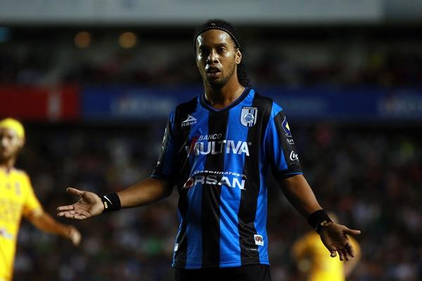 Ronaldinho falha penalti e perde jogo em estreia no México