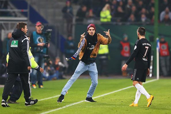 Adepto do Hamburgo ataca Ribéry em pleno jogo