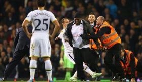 Relvado de White Hart Lane invadido três vezes durante Tottenham vs Partizan