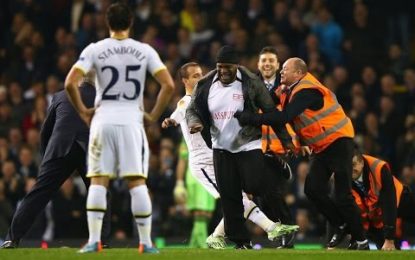 Relvado de White Hart Lane invadido três vezes durante Tottenham vs Partizan