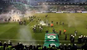 Clássico grego entre Panathinaikos e Olympiacos começa com tremenda confusão nas bancadas