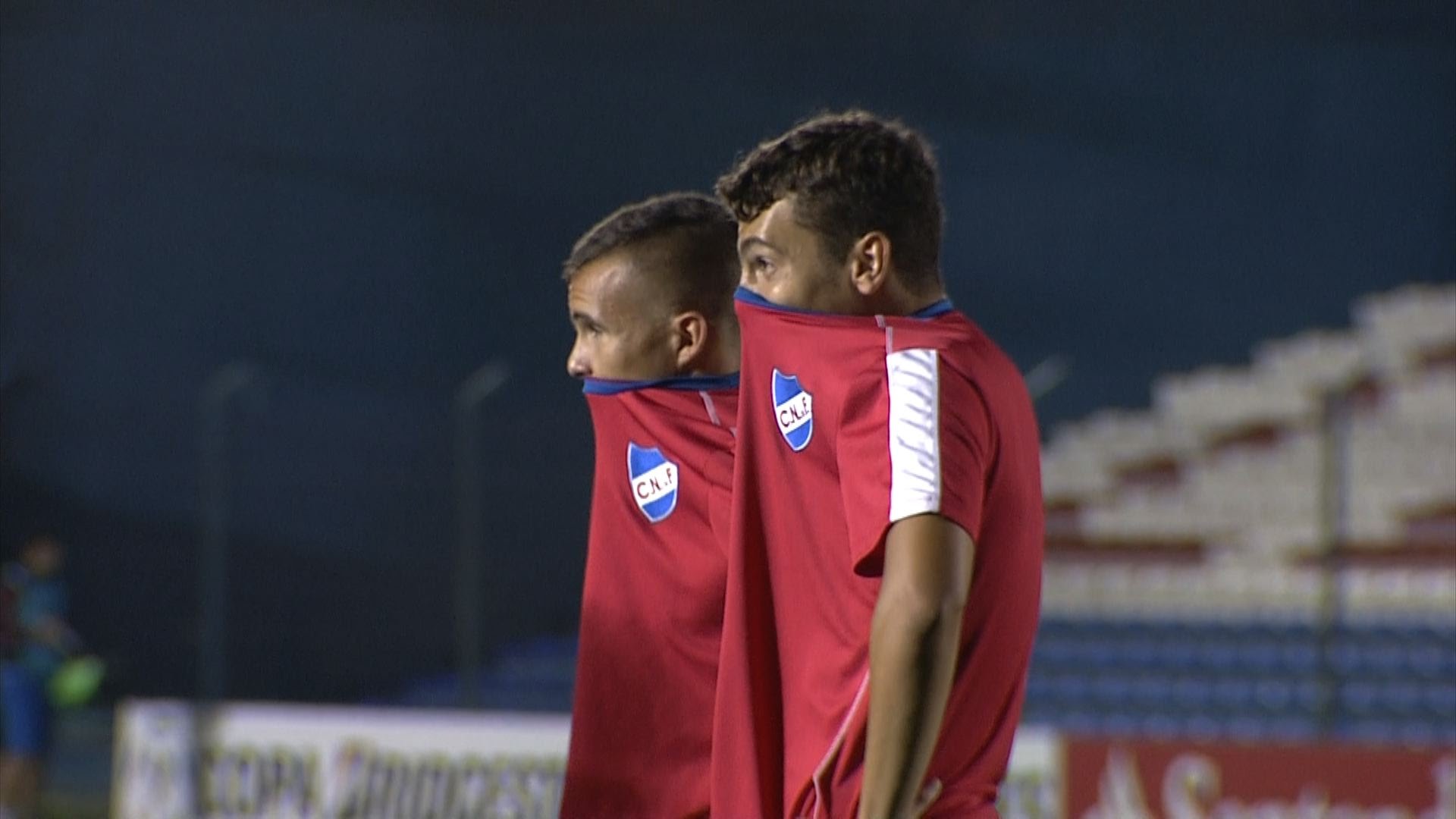 Jogo interrompido devido a gás pimenta num estádio vazio na Libertadores