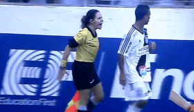 Mulher assistente impõe-se durante jogo no Paulista