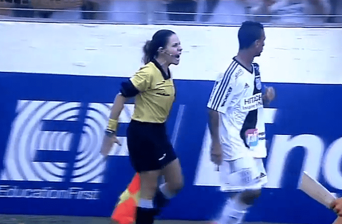 Mulher assistente impõe-se durante jogo no Paulista