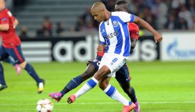 Brahimi falha golo de baliza aberta contra Penafiel