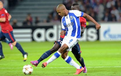 Brahimi falha golo de baliza aberta contra Penafiel