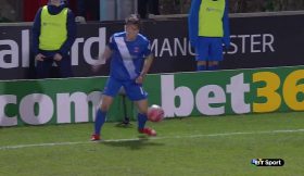 Avançado do Hartlepool Scott Fenwick tem um falhanço hilariante!