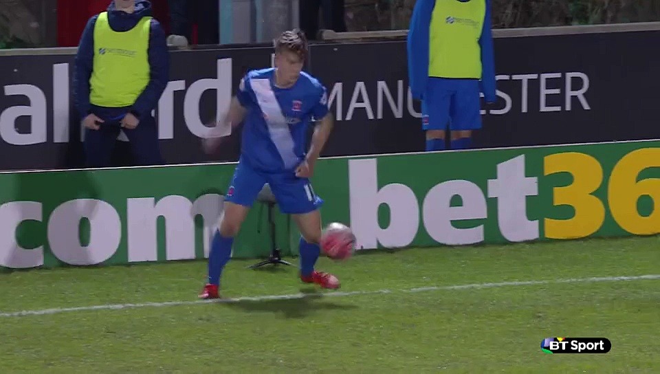 Avançado do Hartlepool Scott Fenwick tem um falhanço hilariante!