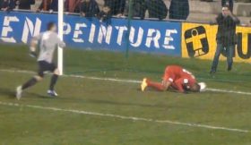 Ajoelhou-se e marcou de cabeça; humilhação na Taça de França