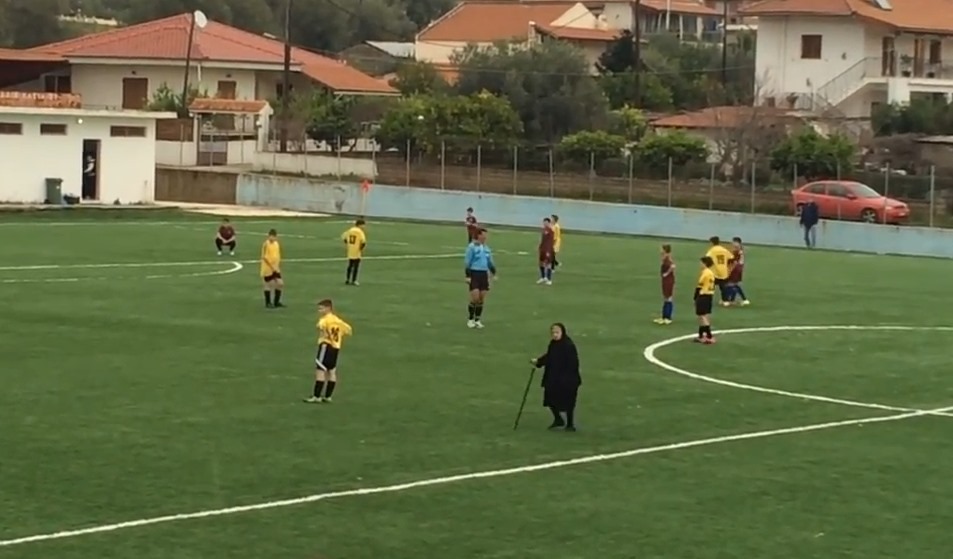 Jogo interrompido após inesperada entrada em campo de “intrusa”