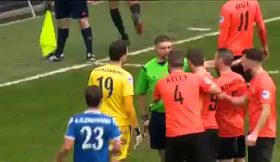 Guarda-redes expulso, jogador de campo defende penalty