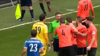 Guarda-redes expulso, jogador de campo defende penalty